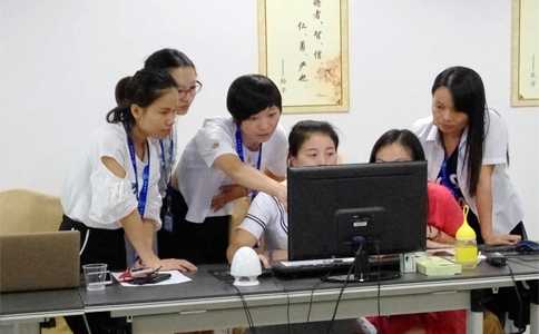  美女們互相交流學(xué)習(xí)，氣氛有點(diǎn)嚴(yán)肅啊